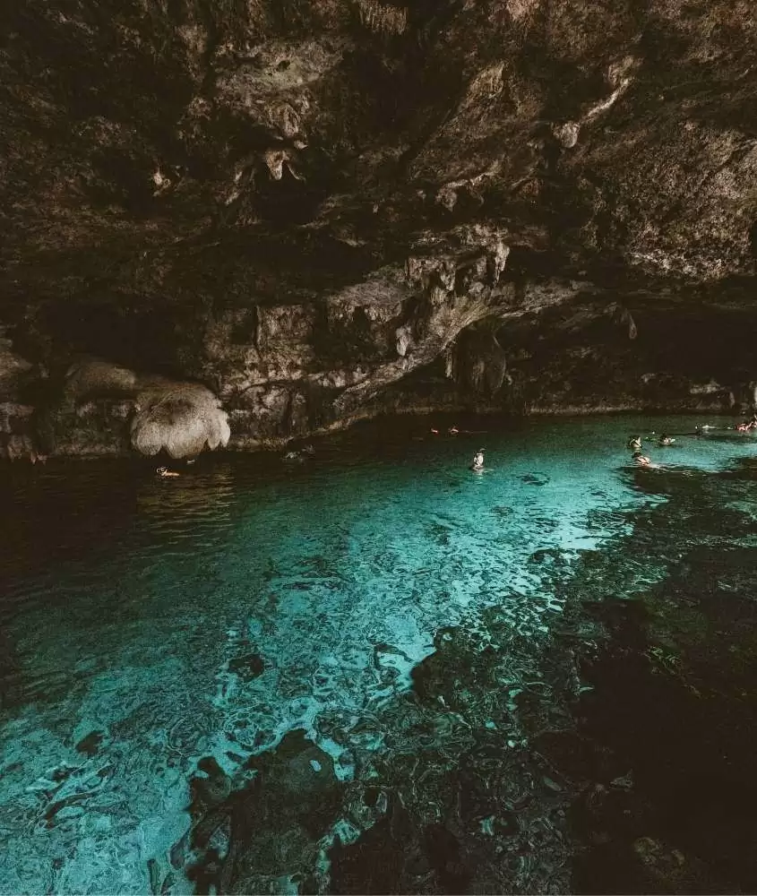 lago cristalino em interior de caverna