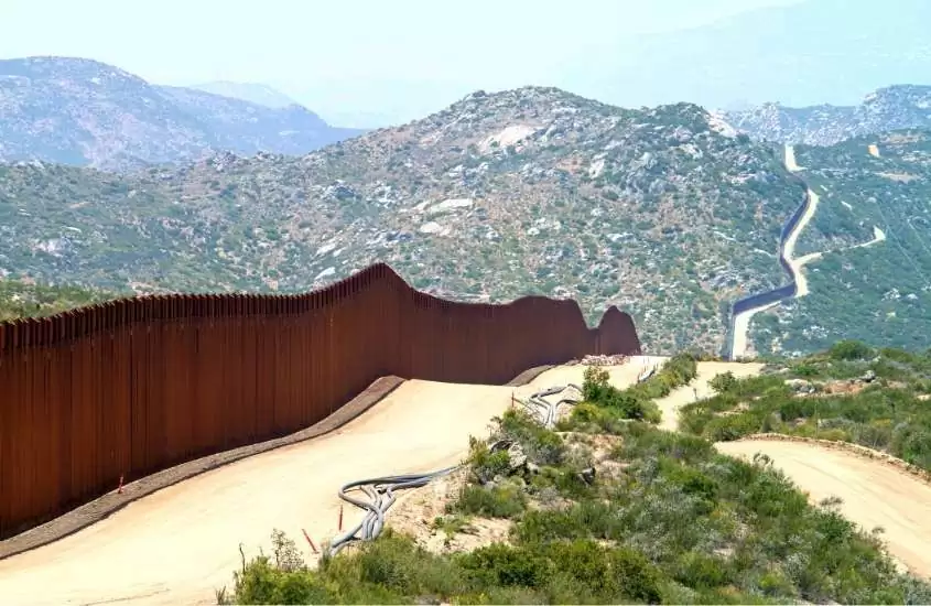 durante o dia, grande muro em fronteira entre estados unidos e méxico