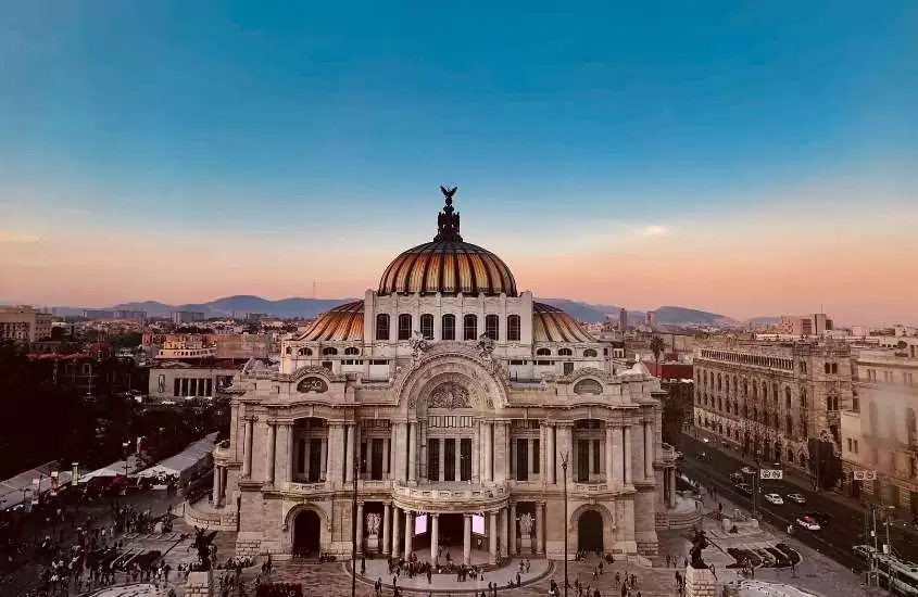 durante entardecer, vista aérea de construções em cidade do méxico que, segundo Curiosidades do México, é a segunda com maior número de museus