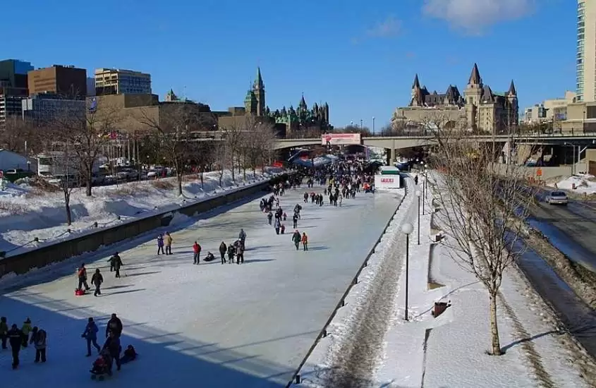 durante o dia, pessoas patinando em pista de gelo de canal rideau, atrativo para quem busca o que fazer no Canadá no inverno