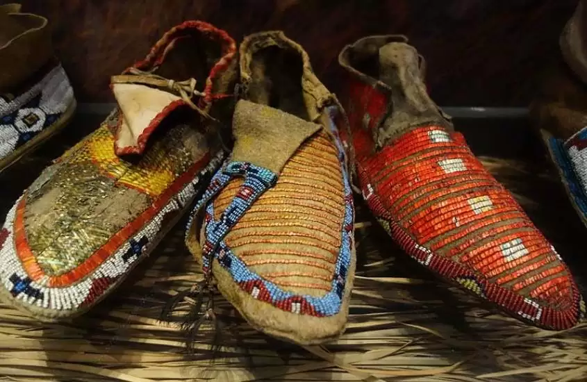 sapatos coloridos expostos em bata shoe museum, um dos pontos turísticos de toronto