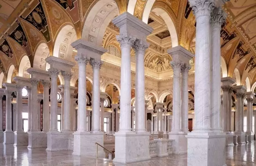 grandes colunas e pisos de mármore em amplo salão de livraria do concreto, atração para quem busca o que fazer em Washington DC