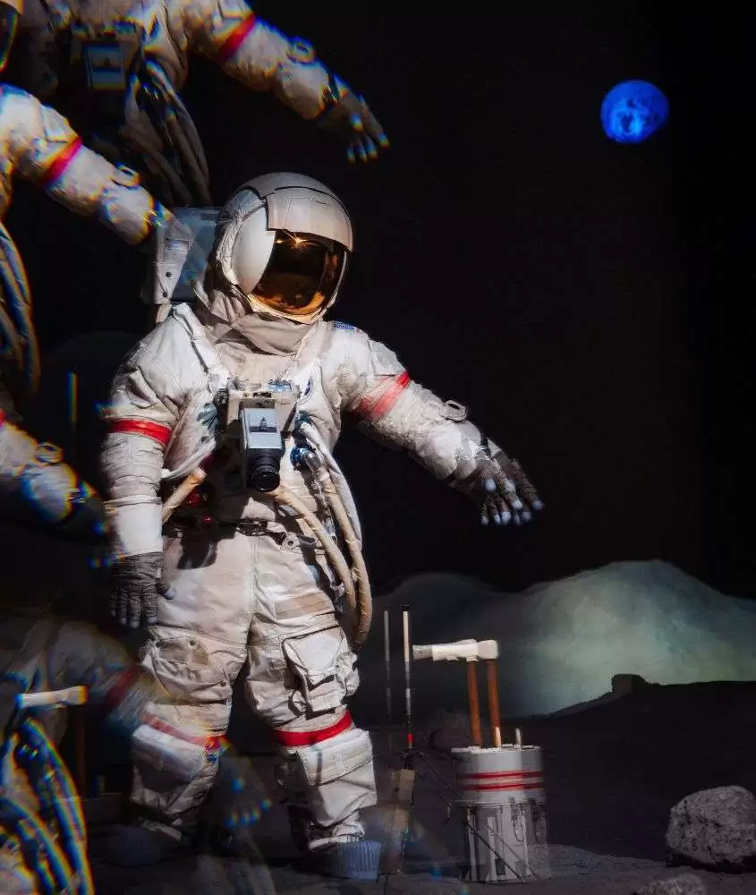 capacete e roupa de astronauta expostos em space center, um dos pontos turísticos de houston
