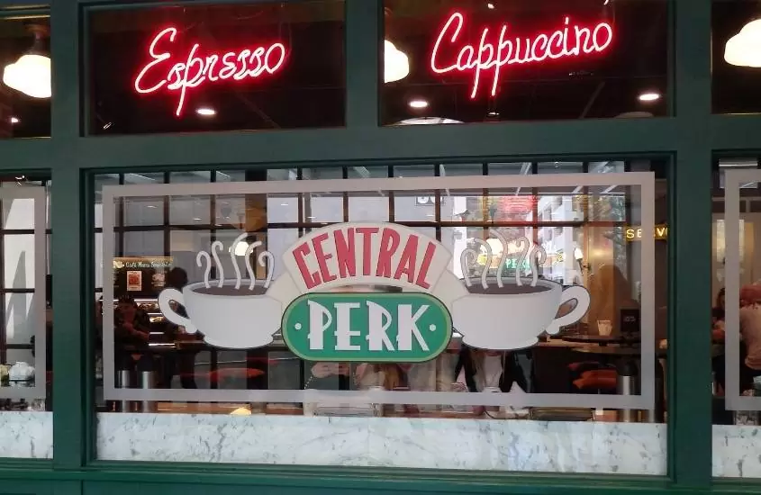 fachada de cafeteria, onde há escrito ''central perk''