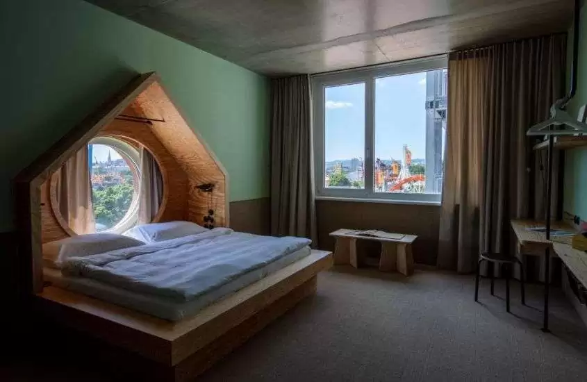 durante o dia, cama de casal em suíte de um dos hotéis em viena com vista para a cidade