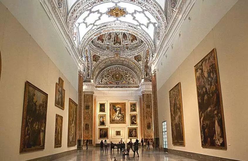 pessoas observando obras de arte em museu nacional de belas artes, um dos pontos turísticos em Sevilha