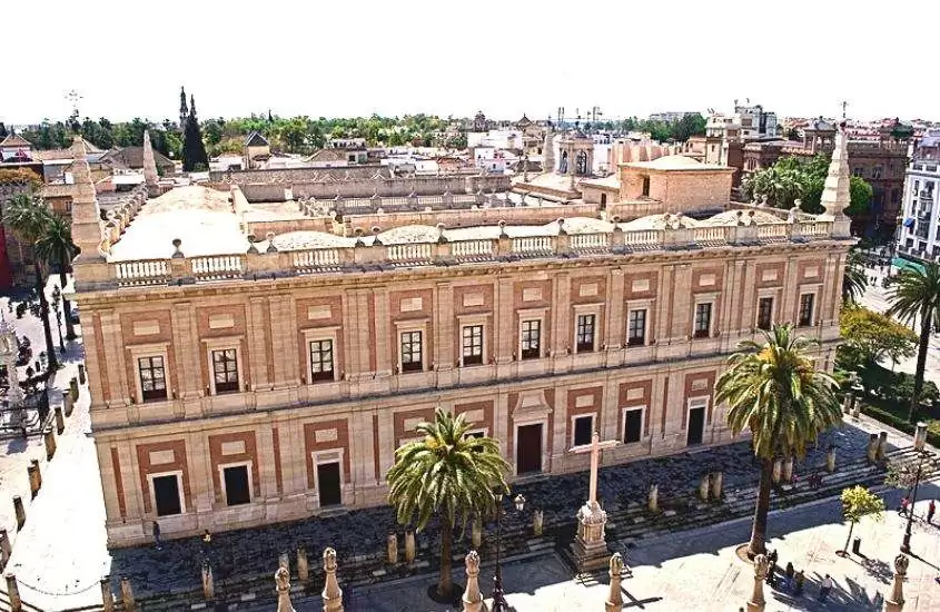 durante o dia, vista aérea de árvores em frente a edifício renascentista espanhol