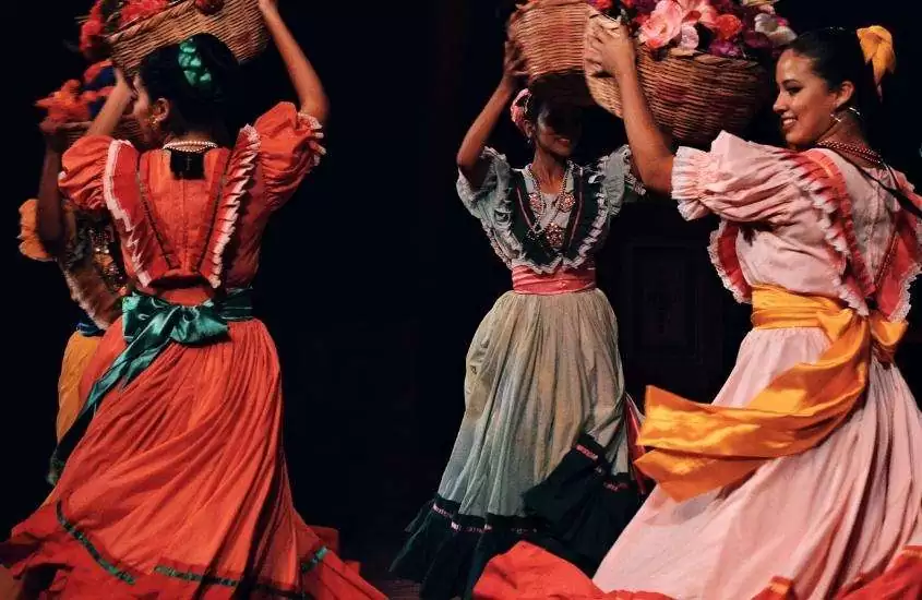 dançarinas, com vestidos coloridos, dançam flamenco