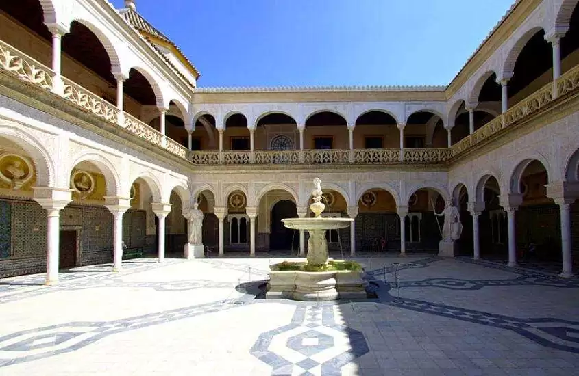 durante o dia, fonte d'água no centro de área externa de palácio renascentista