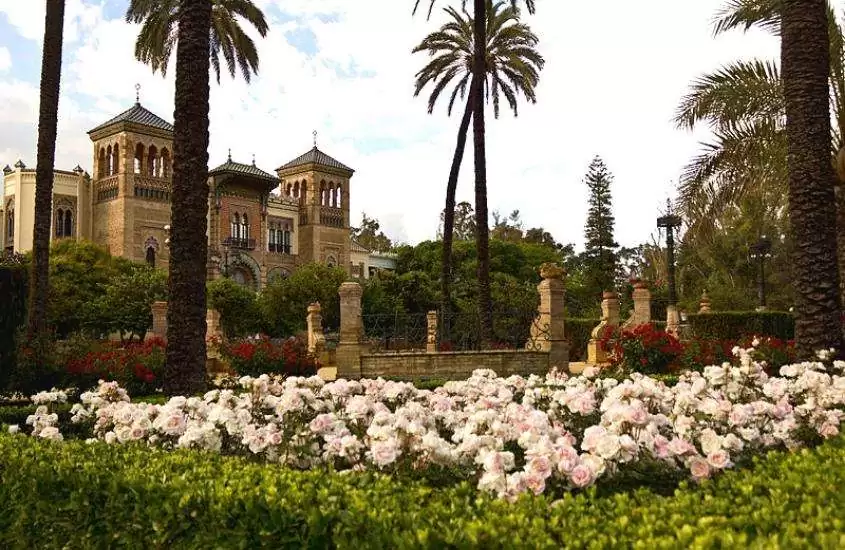 durante o dia, jardim cheio de flores em parque de maria luisa, atração para quem busca o que fazer em Sevilha