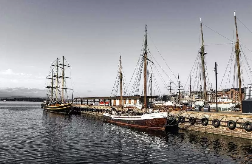 durante o dia, barcos de madeira ancorados em porto de oslo noruega