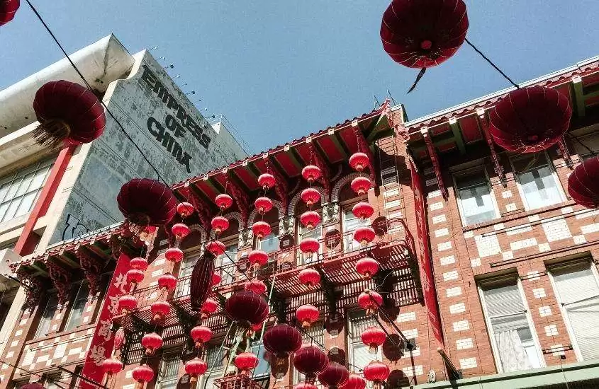 durante o dia, vista de baixo para cima de luzes vermelhas sobre ruas de chinatown, atração para quem busca o que fazer em san francisco