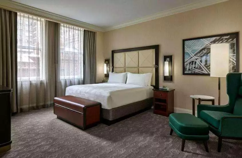 poltrona verde e cama de casal em suíte de hotel em chicago