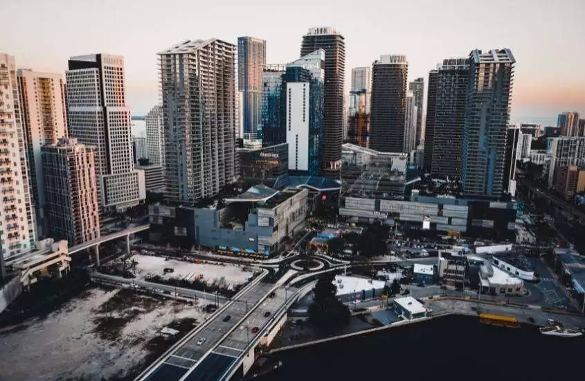 durante o dia, vista aérea de diversos prédios à beira de porto de miami