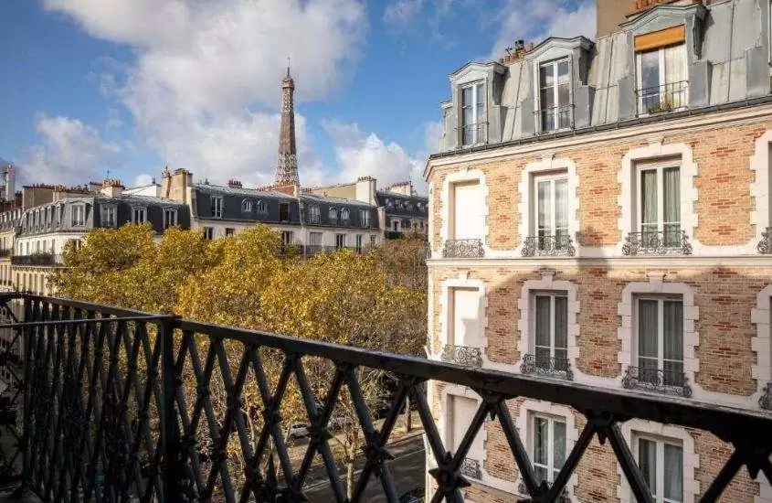 durante o dia, grade de varanda de hotel em paris com vista para a Torre Eiffel