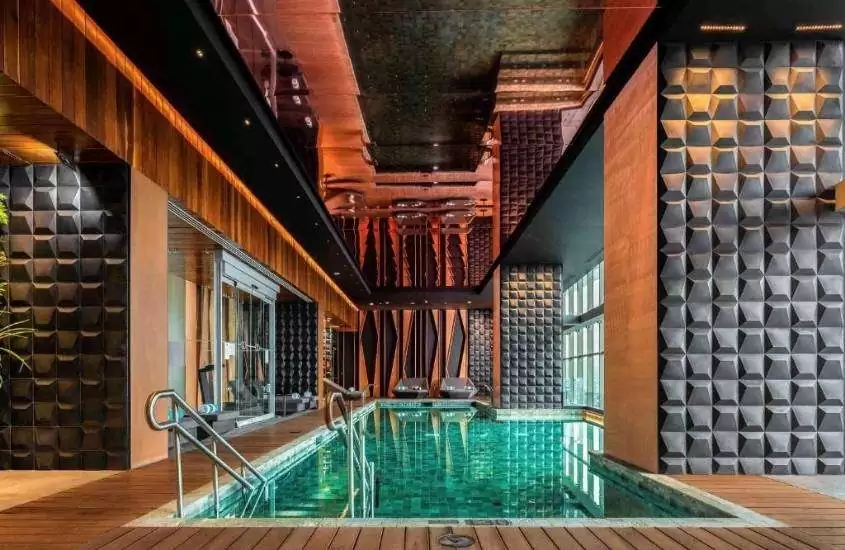 grande piscina em área de lazer coberta de um dos melhores hotéis na cidade do méxico