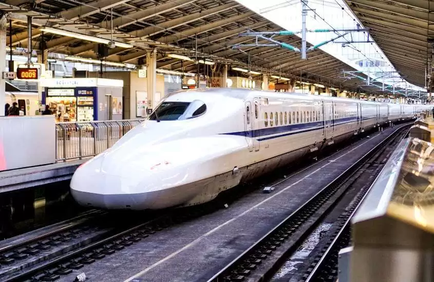 durante o dia, trem-bala japonês branco em estação