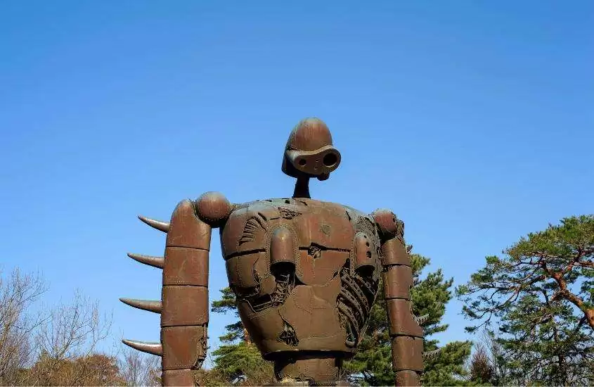 durante o dia, grande estátua de robo em Ghibli Museum, lugar para visitar em uma viagem para tóquio