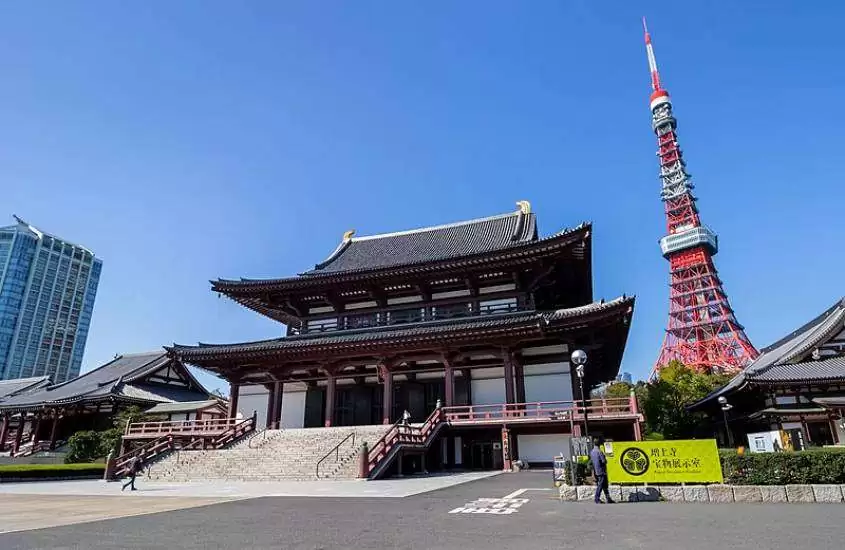 durante o dia, pessoas caminhando em frente a templo e torre que é um dos pontos turísticos em Tokyo