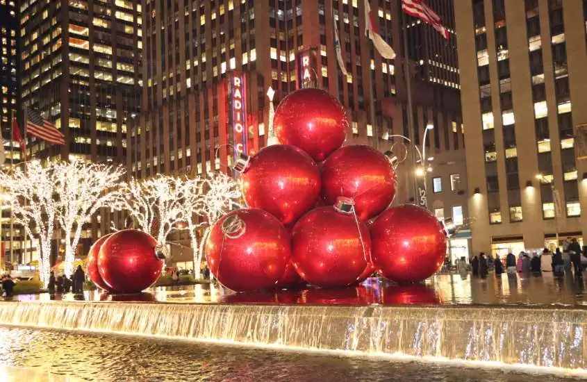 durante a noite, grandes bolas vermelhas de natal, decorando rua de nova york eua