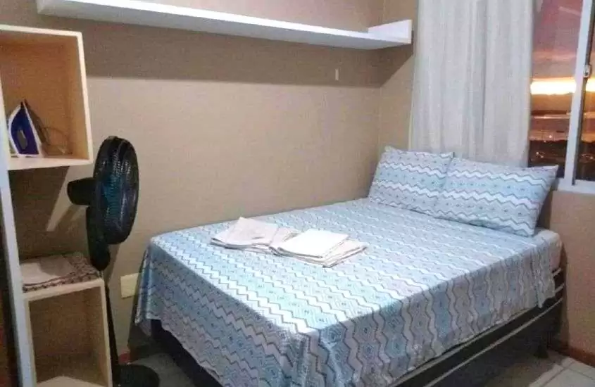 ventilador e cama de casal em quarto de apartamento para passar o carnaval florianópolis 2023