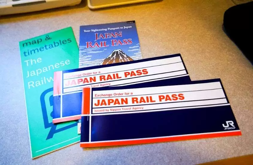 talão azul e vermelho, onde há escrito ‘japan rail pass’