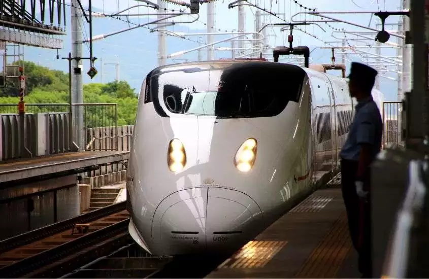 durante o dia, trem-bala branco em estação de trem no japão