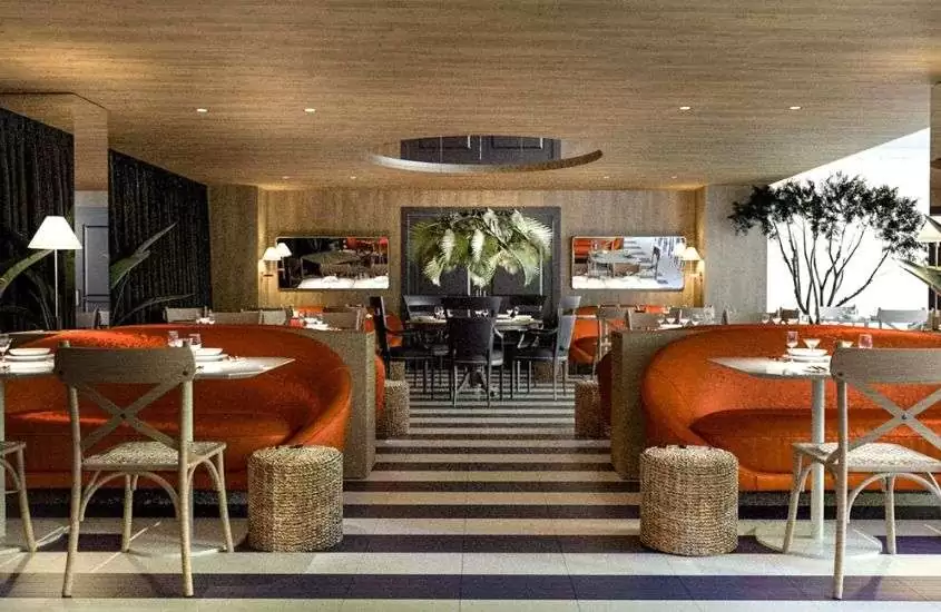 mesas, cadeiras e sofás em salão de La/Belle, restaurante que vai servir a ceia de ano novo em balneário camboriú