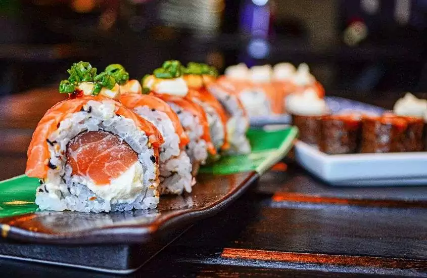sushi servido em restaurante durante ceia de ano novo em balneário camboriú