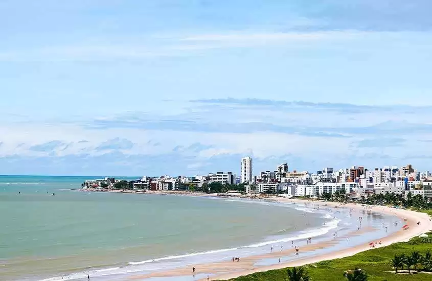 durante dia ensolarado, vista aérea de prédios em frente a praia do bessa, um lugar para passar o reveillon joão pessoa