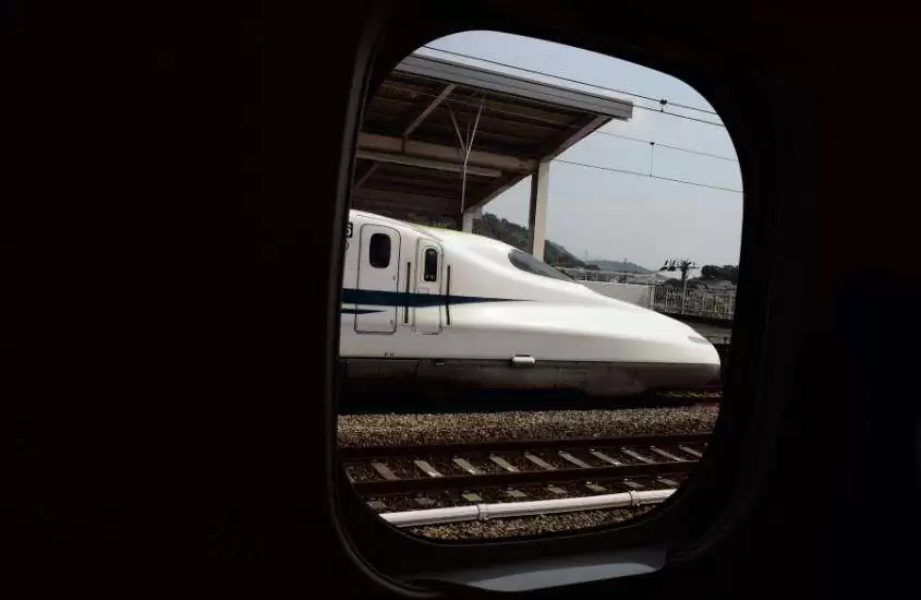 durante o dia, trem bala no japão branco visto de janela de trem