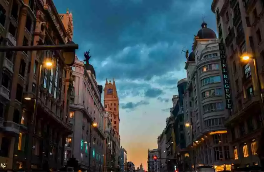 durante entardecer, prédios em rua de Madri espanha