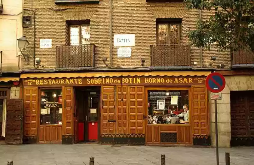 durante o dia, portas de madeira em entrada de botín, restaurante que segundo curiosidades da Espanha é o mais antigo do mundo