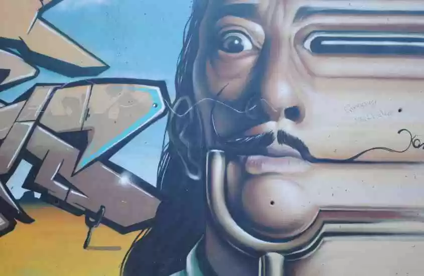 durante o dia, grafite de Salvador Dalí, pintor famoso da cultura da Espanha