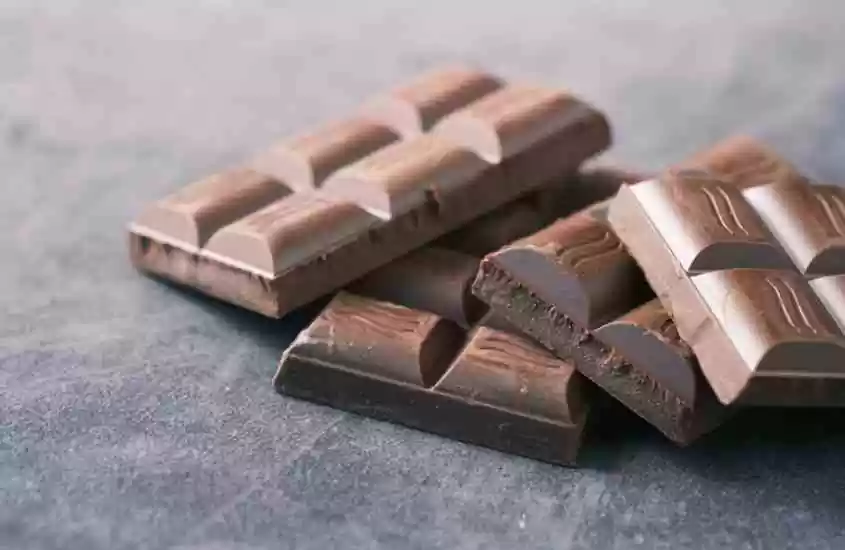 pedaços de barra de chocolate, que de acordo com curiosidades da Espanha foi levado para europa pelos espanhóis
