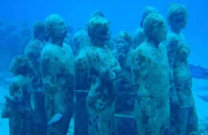 esculturas de pessoas no fundo do mar, em um museu subaquático da europa