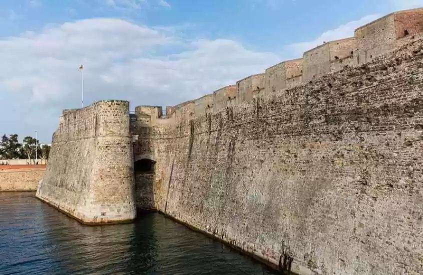 durante o dia, muro medieval que de acordo com curiosidades sobre a Espanha é única fronteira física com um país africano