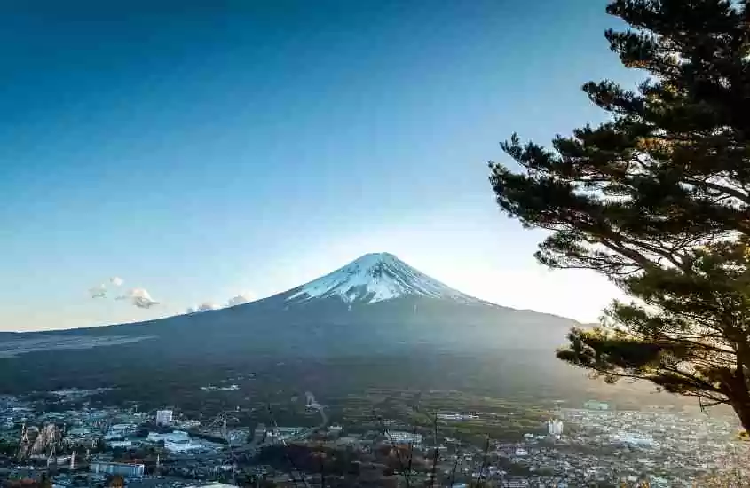 vista aérea de pico de vulcão coberto por neve, que segundo a cultura do japão é um lugar sagrado