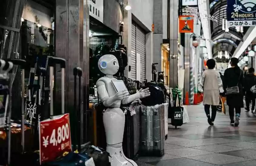robô branco em frente a loja de malas em shopping no japão