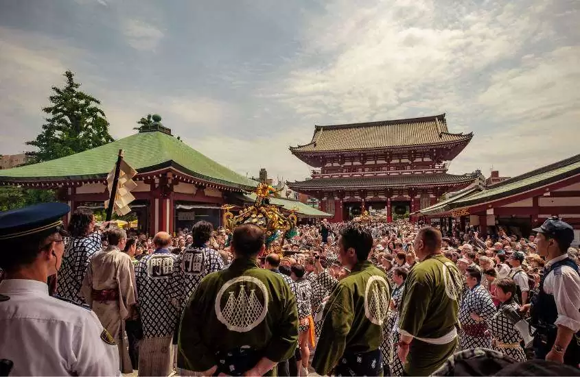 durante o dia, multidão em área externa de templo em festival de verão no japão