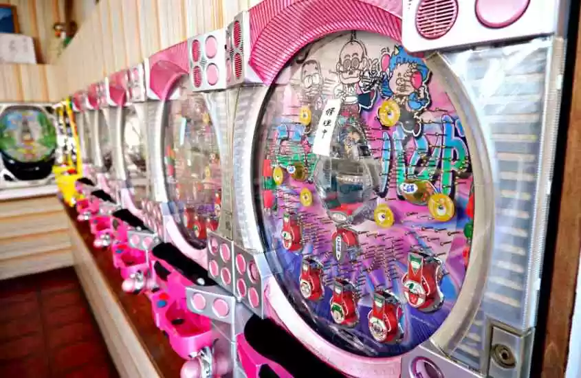máquinas de pachinko em loja de osaka japão