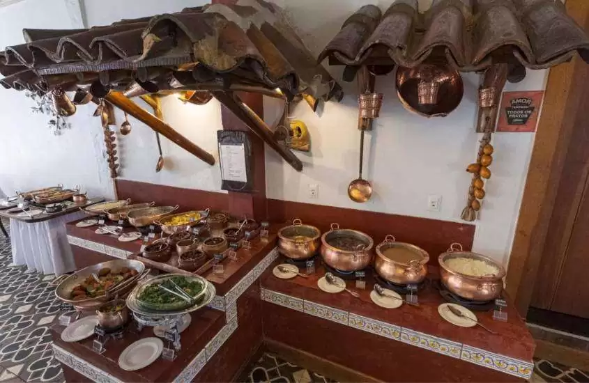 panelas com feijão, arroz, salada, farofa e carne em buffet de um dos hotéis fazenda no rio de janeiro com pensão completa