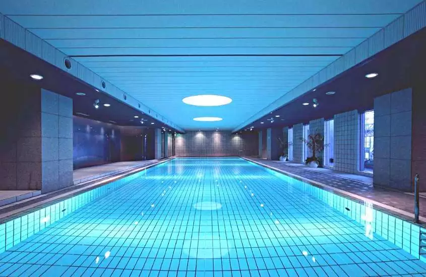 grande piscina retangular em área de lazer coberta de um hotel em kyoto