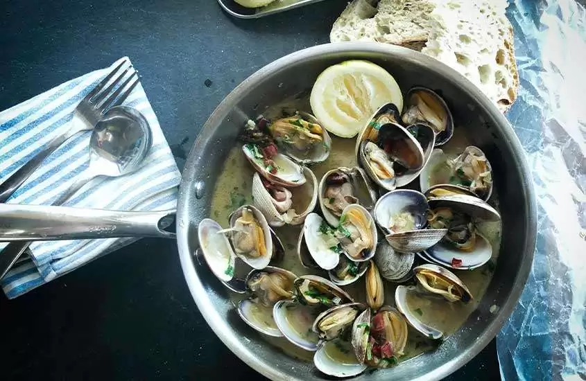 Cataplana de marisco, um prato típico de Portugal, cozinhado em uma panela redonda