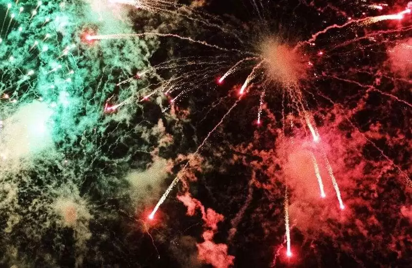 durante a noite, fogos de artifício iluminam o céu em comemoração ao ano novo
