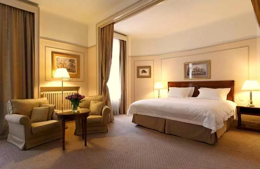 cama de casal e poltronas em suíte de um dos hotéis em bruxelas perto da grand place