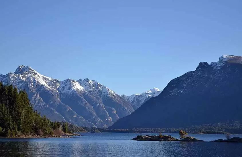 durante o dia, montanhas nevadas ao redor de lago em parque nacional nahuel huapi
