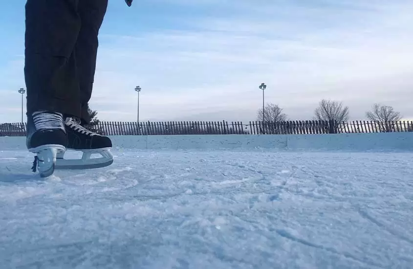 durante o dia, pessoa patinando em lago congelado, durante bariloche no inverno