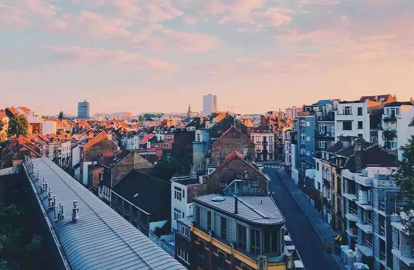 durante entardecer, vista aérea de prédios e ruas em ixelles, um bairro de bruxelas