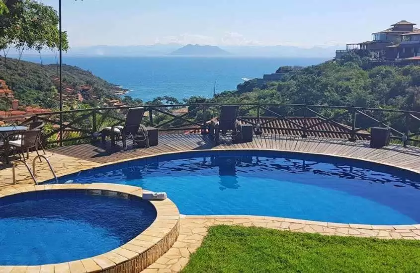 durante dia ensolarado, duas piscinas ao ar livre e espreguiçadeiras em cobertura de hotel com vista panorâmica para o mar de búzios